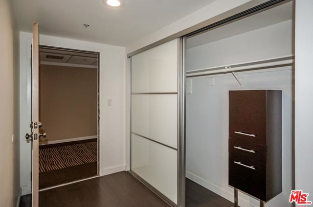 600 W 9Th Street, Los Angeles CA: https://media.crmls.org/mediaz/0f9eb4ae-8e01-40e0-a6c1-69ee646785ec.jpg