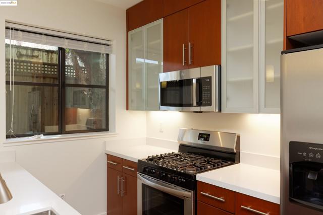 1565 32nd Street, Oakland CA: https://media.crmls.org/mediaz/0f9f085b-40b4-401b-9069-8e98d032f44a.jpg