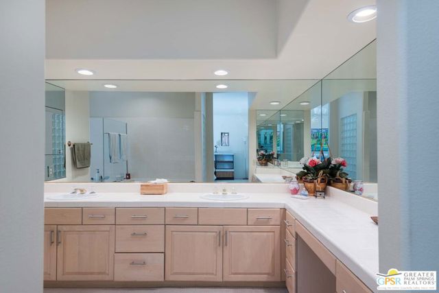 40840 Centennial Circle, Palm Desert CA: https://media.crmls.org/mediaz/0f9f9a51-08eb-4dbc-be47-c9fb3da1d88a.jpg
