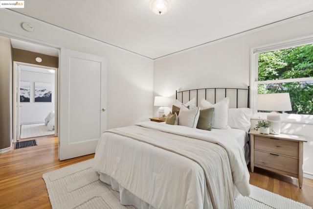 4221 Whittle Ave, Oakland CA: https://media.crmls.org/mediaz/0f9fa22d-aa30-4e14-b5a5-694b27ed748e.jpg