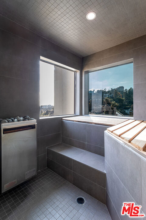 8424 Grand View Drive, Los Angeles CA: https://media.crmls.org/mediaz/0fa08f32-e029-4299-86dc-1c83b3fd89c8.jpg