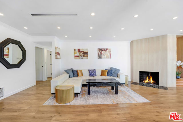 6409 Graves Avenue, Lake Balboa CA: https://media.crmls.org/mediaz/0fa09c6b-8d82-472e-ba93-a7023e1fcd02.jpg