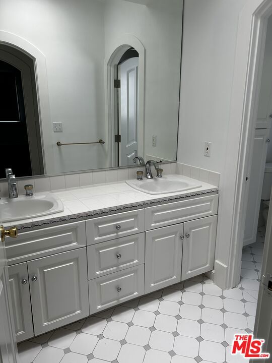 10515 Oaklawn Road, Los Angeles CA: https://media.crmls.org/mediaz/0fa0e8d0-9f95-402c-8a00-edcf8c5f5371.jpg