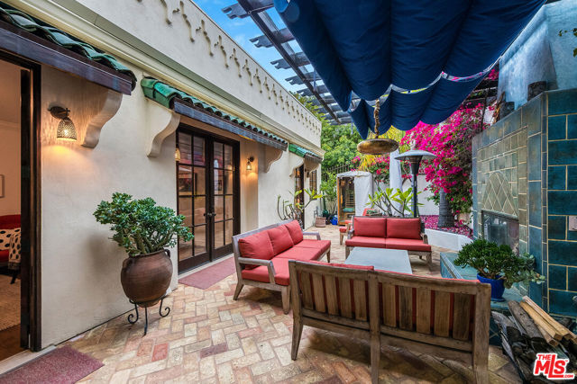1925 Curson Place, Los Angeles CA: https://media.crmls.org/mediaz/0fa11202-1b3a-4ad3-b63d-75cf40492834.jpg