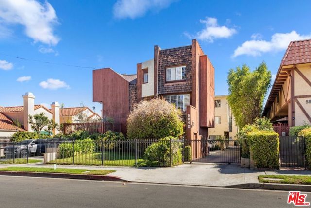 5840 Etiwanda Avenue, Tarzana CA: https://media.crmls.org/mediaz/0fa1bf08-9b5c-4c6b-8353-82487f284c86.jpg