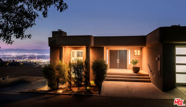 7265 Caverna Drive, Los Angeles CA: https://media.crmls.org/mediaz/0fa1d7a3-d5f6-4782-9abc-7b8dd04e4d6d.jpg