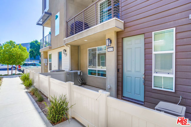 20619 Oakglen Lane, Winnetka CA: https://media.crmls.org/mediaz/0fa2264a-9ace-4744-aad9-0f2d0da0f6b8.jpg