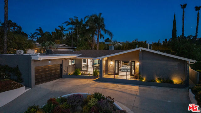 8400 Mulholland Drive, Los Angeles CA: https://media.crmls.org/mediaz/0fa26f54-b318-4917-9595-ced2e8e0010c.jpg