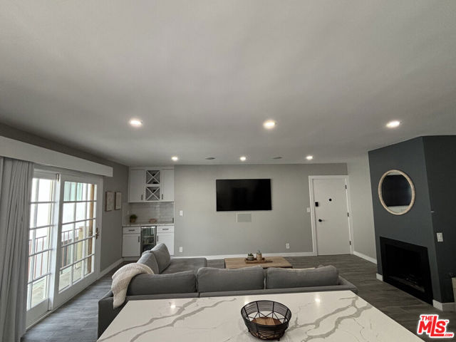940 7th Street, Santa Monica CA: https://media.crmls.org/mediaz/0fa27417-683a-4298-a238-c4eb5ddf0f8d.jpg