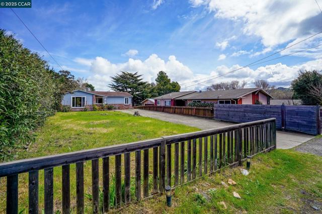 742 La Paloma Rd, El Sobrante CA: https://media.crmls.org/mediaz/0fa27432-def7-45da-92c6-c262a7fcd841.jpg