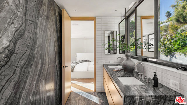 31388 Broad Beach Road, Malibu CA: https://media.crmls.org/mediaz/0fa2d422-d17f-4d1a-af52-cb7afd52186d.jpg