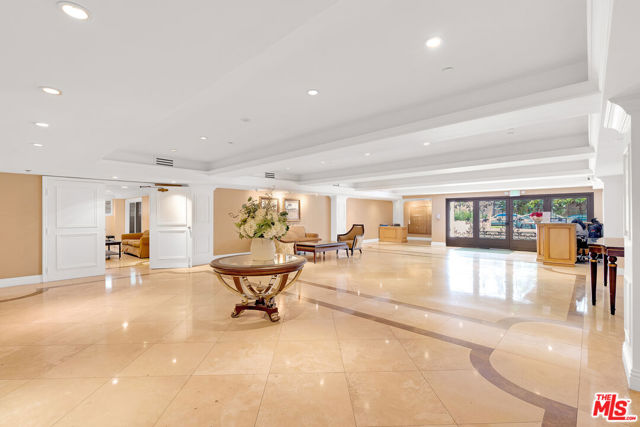 321 N Oakhurst Drive, Beverly Hills CA: https://media.crmls.org/mediaz/0fa37a02-bb2b-4181-829c-814919c5ee3b.jpg