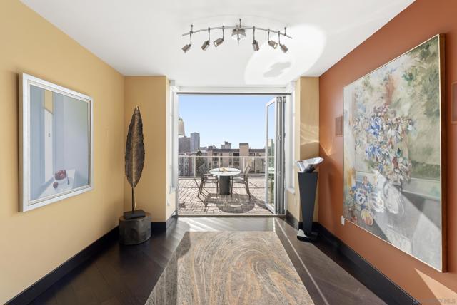 850 Beech St, San Diego CA: https://media.crmls.org/mediaz/0fa3d4f3-9e72-4ed2-b7c7-4a28cdab42ef.jpg
