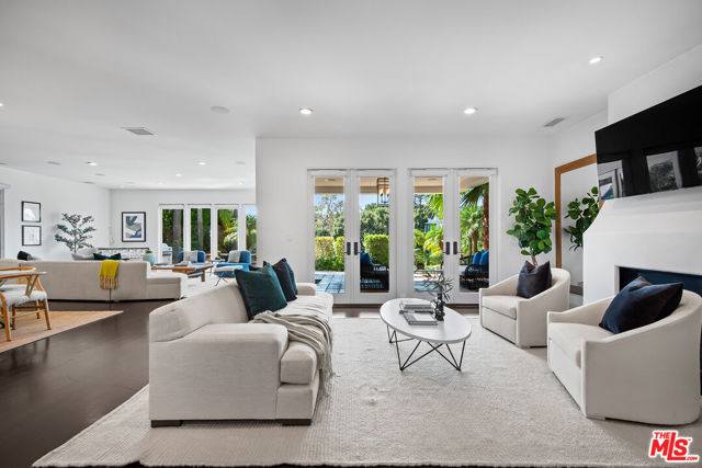 9928 Toluca Lake Avenue, Toluca Lake CA: https://media.crmls.org/mediaz/0fa518ad-89da-430a-a0c1-fecc8d057900.jpg