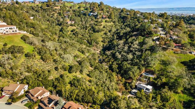 2 El Vanada Road, Redwood City CA: https://media.crmls.org/mediaz/0fa56d2e-5874-4047-9fd5-b4db1d6840e7.jpg