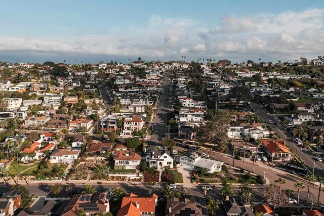 1011 Devonshire Drive, San Diego CA: https://media.crmls.org/mediaz/0fa5e6db-aa56-4b56-b5af-218eaf5ac856.jpg