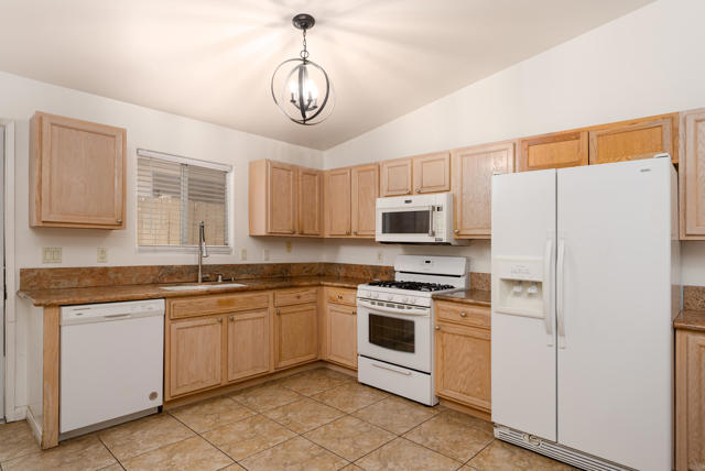 53215 Avenida Alvarado, La Quinta CA: https://media.crmls.org/mediaz/0fa698bf-12e4-477e-821c-e2027ed1e132.jpg