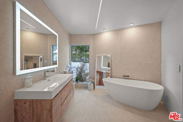 17116 Adlon Road, Encino CA: https://media.crmls.org/mediaz/0fa70481-7bd0-403b-8cfe-fdd0bddcf0fb.jpg