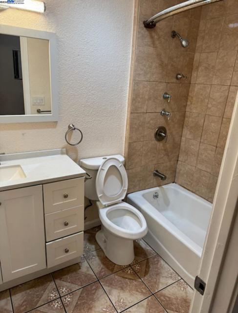 1530 40th Ave, Oakland CA: https://media.crmls.org/mediaz/0fa857bb-7450-4204-b76c-c2d5856061b3.jpg