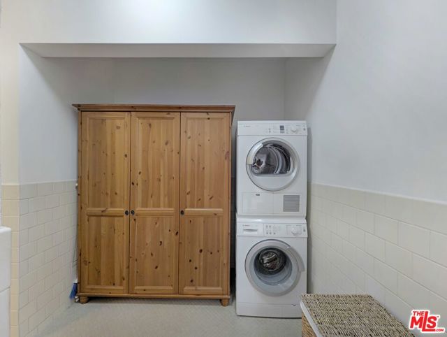 738 S Los Angeles Street, Los Angeles CA: https://media.crmls.org/mediaz/0fa88080-cf4c-4b16-b135-a69daef590d0.jpg