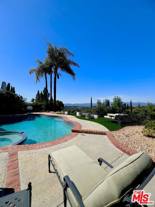 3819 Vista Linda Drive, Encino CA: https://media.crmls.org/mediaz/0fa94fc9-5e23-4d80-8554-57f8c4750197.jpg
