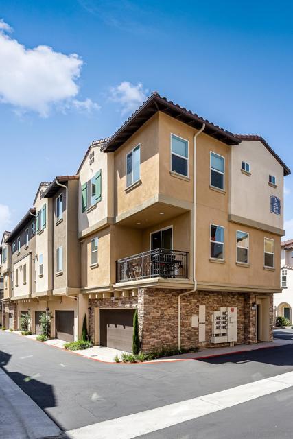 8383 Yellowstone St, Lemon Grove CA: https://media.crmls.org/mediaz/0fa99d24-1408-4bf7-988d-3b917e207f12.jpg