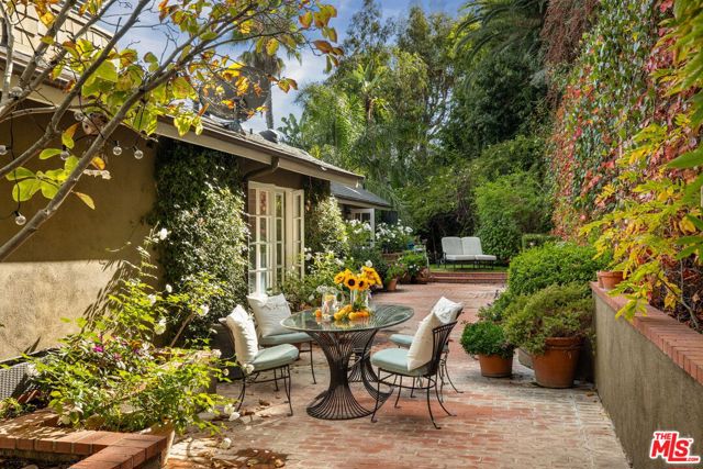 9315 Beverly Crest Drive, Beverly Hills CA: https://media.crmls.org/mediaz/0fab579f-9fc4-495c-a2ff-ee4da5ed566b.jpg