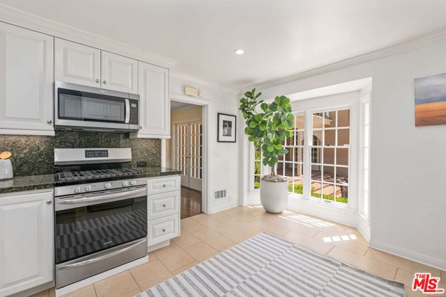 1376 San Ysidro Drive, Beverly Hills CA: https://media.crmls.org/mediaz/0fab9d1d-d72f-4e40-92af-3f7dc6a4c7e0.jpg