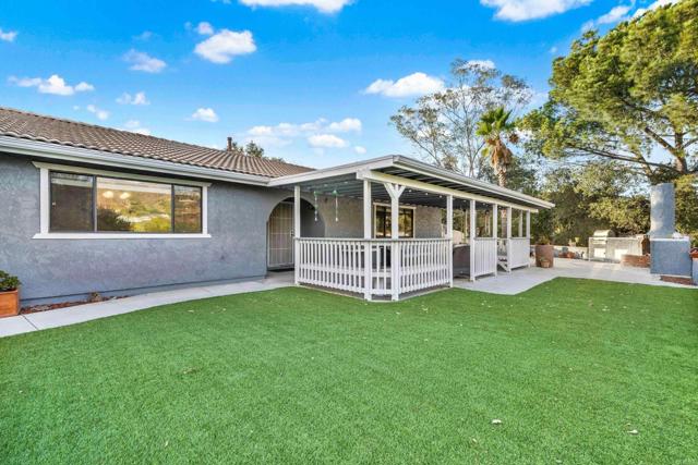 11152 Toyon Hill, Lakeside CA: https://media.crmls.org/mediaz/0fab9f93-f91e-44b1-b730-1cb1d49b0841.jpg