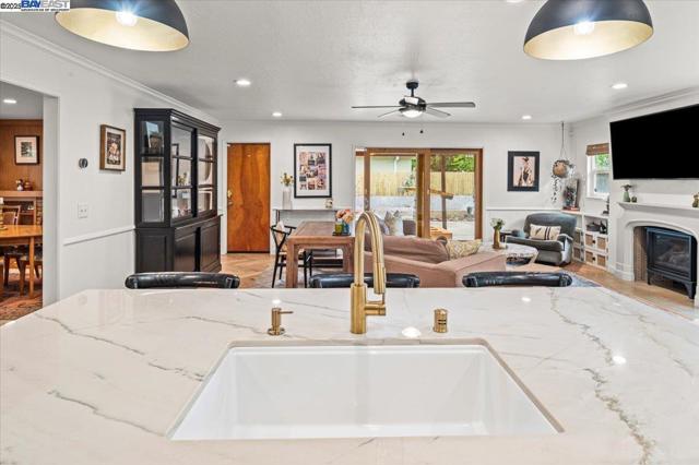 3231 Esperanza Dr, Concord CA: https://media.crmls.org/mediaz/0fabbbe2-91ed-4588-9bdb-3874f1e0bebb.jpg