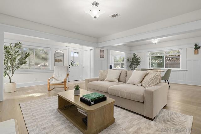 311 B Ave, Coronado CA: https://media.crmls.org/mediaz/0fabd0bf-2a65-4565-9847-97a7f51fb072.jpg