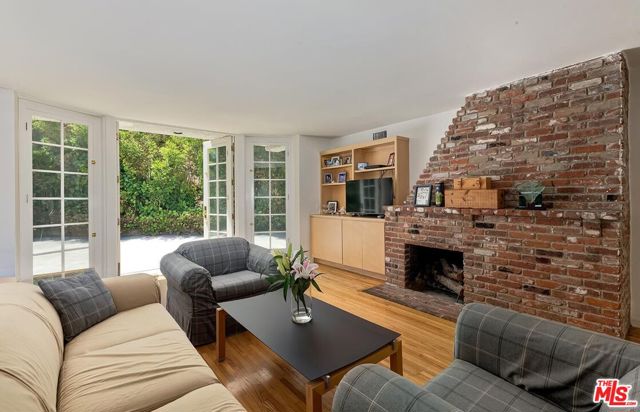 1041 Chantilly Road, Los Angeles CA: https://media.crmls.org/mediaz/0fada772-24c2-4811-bc32-7a31933bc7ff.jpg