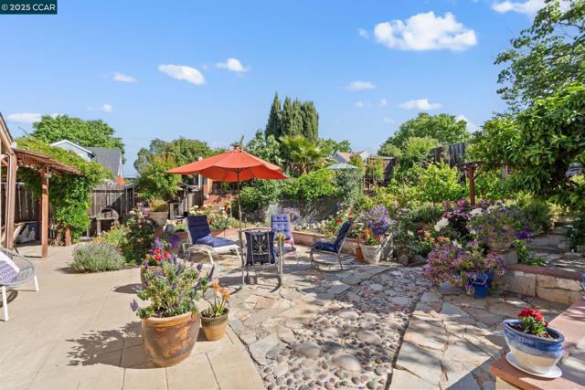 4218 Cobblestone Dr, Concord CA: https://media.crmls.org/mediaz/0fae5eea-9964-4975-9cf9-8e8514b0e48d.jpg