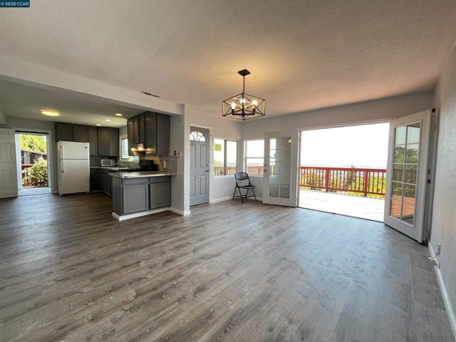 7618 Sunkist Dr, Oakland CA: https://media.crmls.org/mediaz/0fafe3f8-5e6d-4be3-8d7b-ea6ca1e4c661.jpg