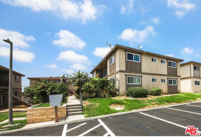 17431 Koledo Lane, Huntington Beach CA: https://media.crmls.org/mediaz/0fb09979-85ba-4d0a-899f-ee39b7143a46.jpg
