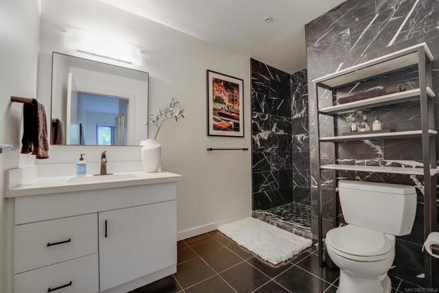 889 Date St, San Diego CA: https://media.crmls.org/mediaz/0fb0b62f-5ba8-48fc-b089-e37cfad6973b.jpg