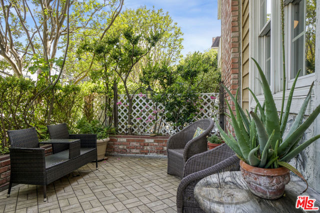 4401 Moorpark Way, Toluca Lake CA: https://media.crmls.org/mediaz/0fb16776-aee1-4911-a570-62ad9858b2ab.jpg