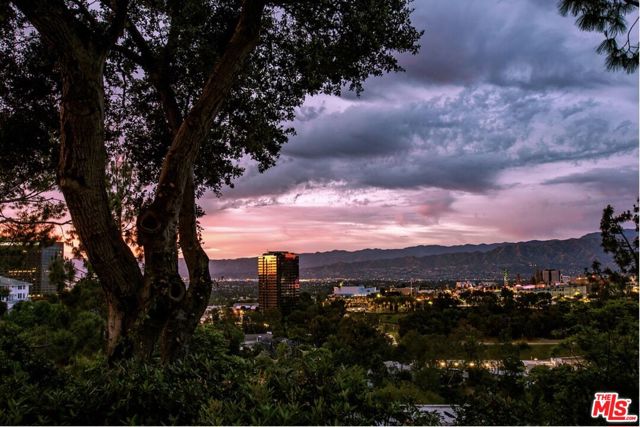 3200 Oakley Drive, Los Angeles CA: https://media.crmls.org/mediaz/0fb22205-bb19-4470-bb7d-0bf98ed7c5ad.jpg