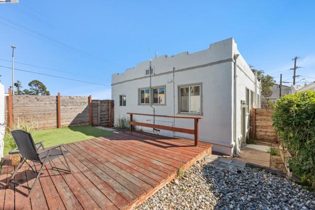 2734 Macarthur Blvd, Oakland CA: https://media.crmls.org/mediaz/0fb22edc-b928-4297-8fd7-0206d067e2d0.jpg