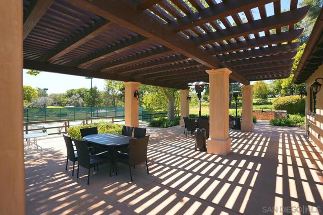 11 Country Glen Rd, Fallbrook CA: https://media.crmls.org/mediaz/0fb2bcaf-f81b-4fe5-a17d-c93d33a571ee.jpg