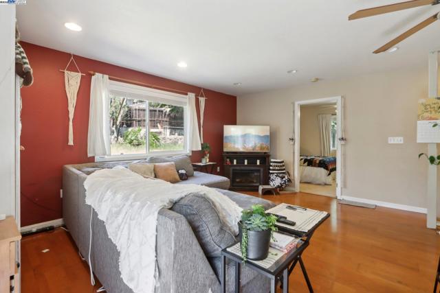 1101 Palm Avenue, Martinez CA: https://media.crmls.org/mediaz/0fb2efa3-5512-457e-b563-7ebaffe7d08b.jpg