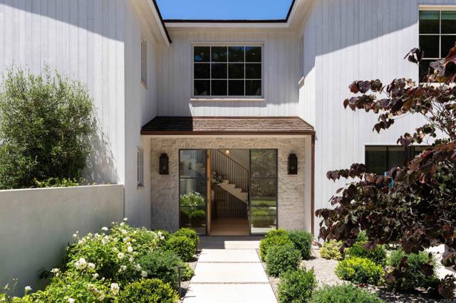 6260 Waverly Avenue, La Jolla CA: https://media.crmls.org/mediaz/0fb2f363-7fd3-4ab6-b250-3055025a7c0a.jpg