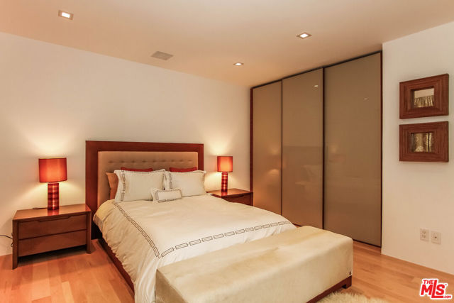 1929 N CURSON Place, Los Angeles CA: https://media.crmls.org/mediaz/0fb30b30-a068-48c2-b20d-51dc85add494.jpg