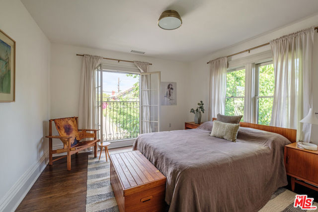 116 Roselawn Place, Los Angeles CA: https://media.crmls.org/mediaz/0fb32d3e-1911-4b61-80ad-81797f0fd105.jpg