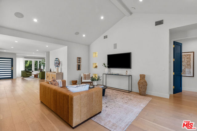 16820 Mccormick Street, Encino CA: https://media.crmls.org/mediaz/0fb4da81-947a-417b-99a2-7046c7b00f76.jpg