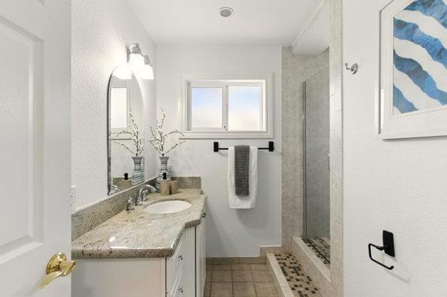 698 Emerald Hill Road, Redwood City CA: https://media.crmls.org/mediaz/0fb4ed5c-e0fc-409c-a806-b5a2d32fa9ae.jpg