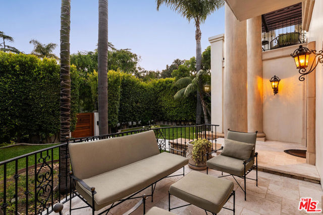 327 22nd Street, Santa Monica CA: https://media.crmls.org/mediaz/0fb57ded-8eae-4059-adb9-7915dac058b3.jpg