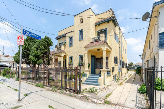 332 N St Louis Street, Los Angeles CA: https://media.crmls.org/mediaz/0fb60bb8-dfe1-4ef4-8b0c-95d93b93bc5e.jpg
