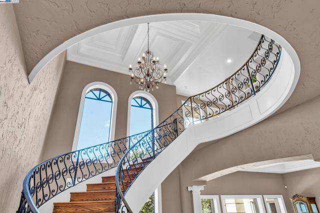 219 Valley Oaks Dr, Alamo CA: https://media.crmls.org/mediaz/0fb6d092-e9b9-49cf-931d-13da567b6494.jpg