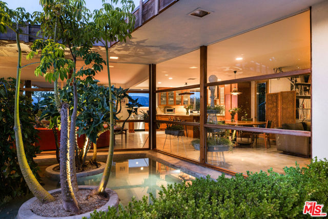 3307 Bonnie Hill Drive, Los Angeles CA: https://media.crmls.org/mediaz/0fb73396-57f6-45d6-87ce-99e41367cc83.jpg